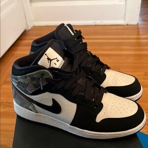 Jordan Men's Black and White Sneakers